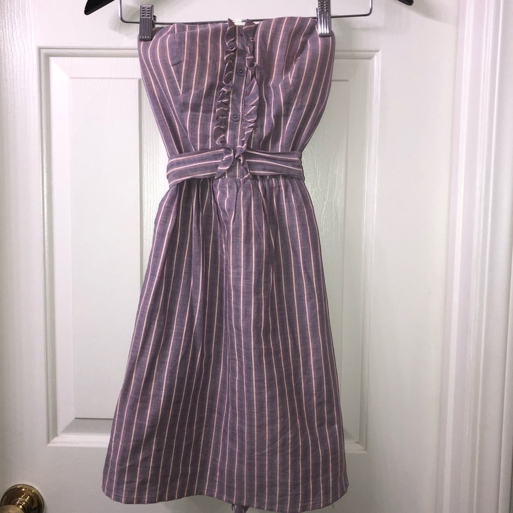 Small dress. Sleeveless with ruffle accent